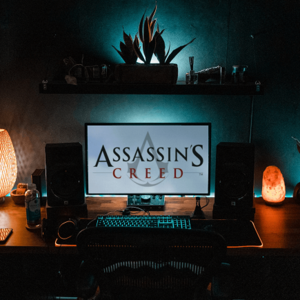 Configuración de juego con el logotipo de Assassin's Creed en la pantalla